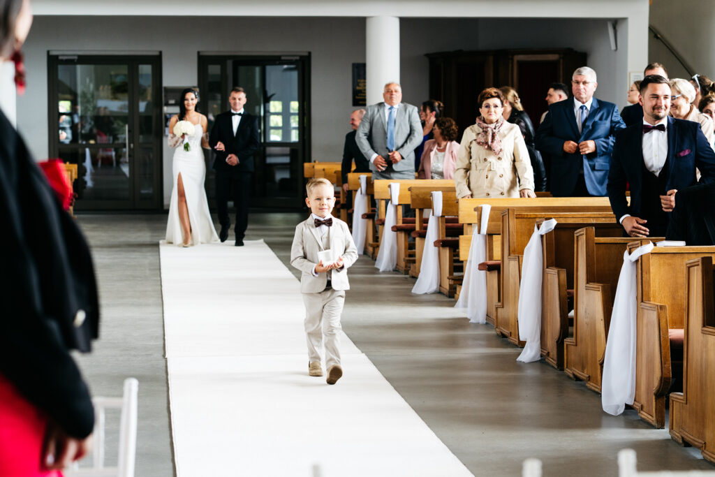 Wejście panny młodej do kościoła z tatą