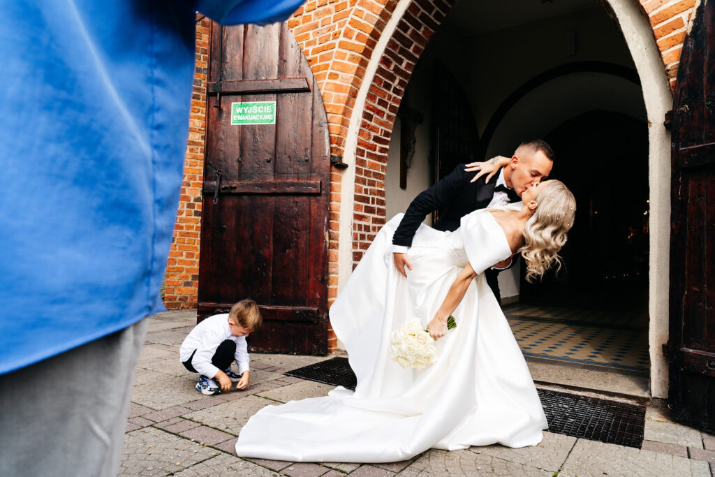Para młoda przed kościołem — fotografia ślubna z kontentem