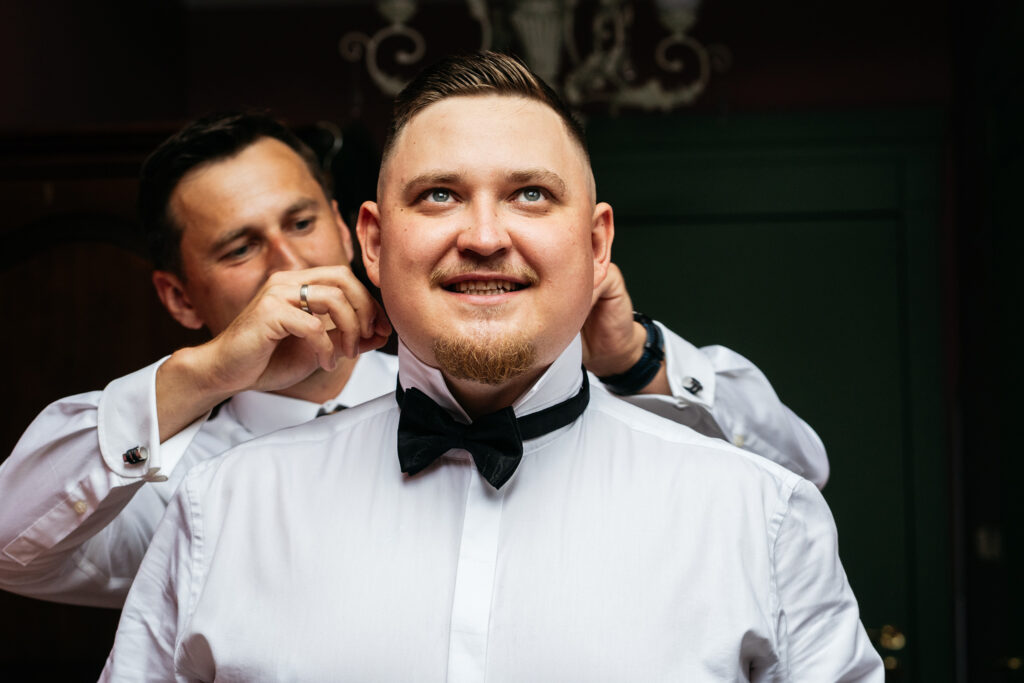 Wzruszony pan młody podczas przygotowań — film ślubny Leszno