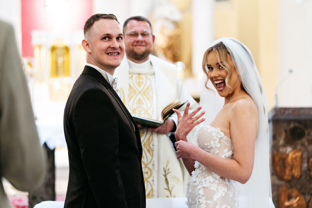 Para młoda przy ołtarzu po ceremonii